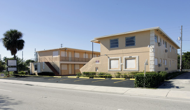 Broadway Apartments in West Palm Beach, FL - Building Photo - Building Photo