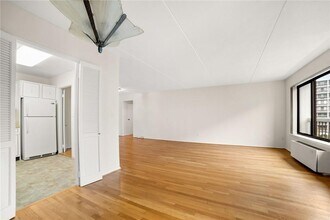 200 High Point Dr in Hartsdale, NY - Building Photo - Building Photo