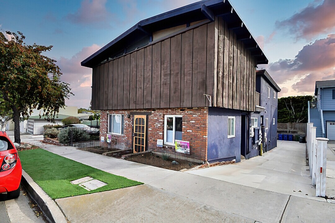 864 Manhattan Beach Blvd in Manhattan Beach, CA - Building Photo