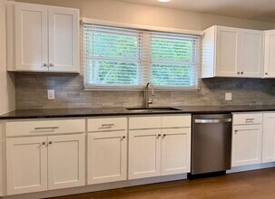 144 Lamphere Rd in Groton, CT - Building Photo - Building Photo