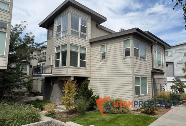 1026 W Rooftop Dr