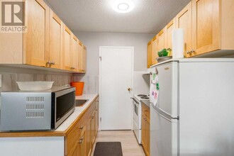 4209 Bow Trl SW in Calgary, AB - Building Photo - Building Photo