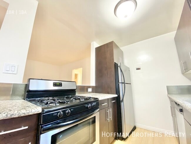 926 Hancock Ave in West Hollywood, CA - Building Photo - Building Photo