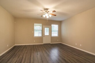 443 Oak Chase Dr in Conroe, TX - Foto de edificio - Building Photo