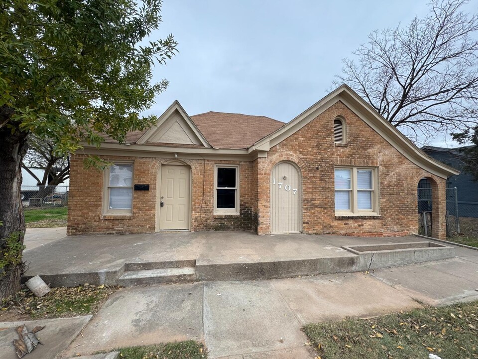 1707 17th St in Lubbock, TX - Foto de edificio