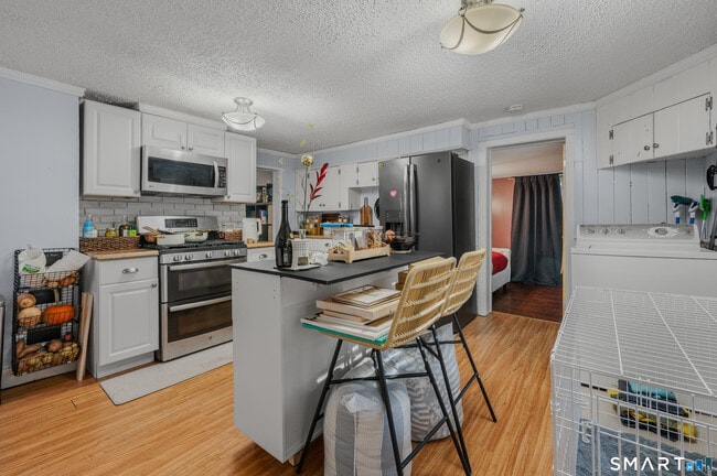 349 Naubuc Ave in Glastonbury, CT - Building Photo - Building Photo