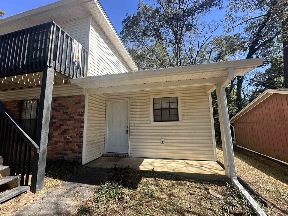 2049 Watson Way in Tallahassee, FL - Building Photo