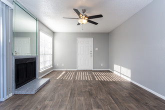 Crossings at Irving Apartments in Irving, TX - Building Photo - Interior Photo