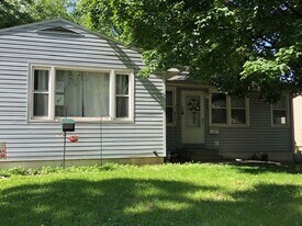 824 W Harvard St in Champaign, IL - Building Photo