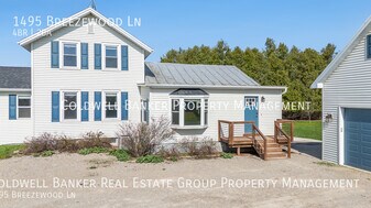 1495 Breezewood Ln in Neenah, WI - Building Photo