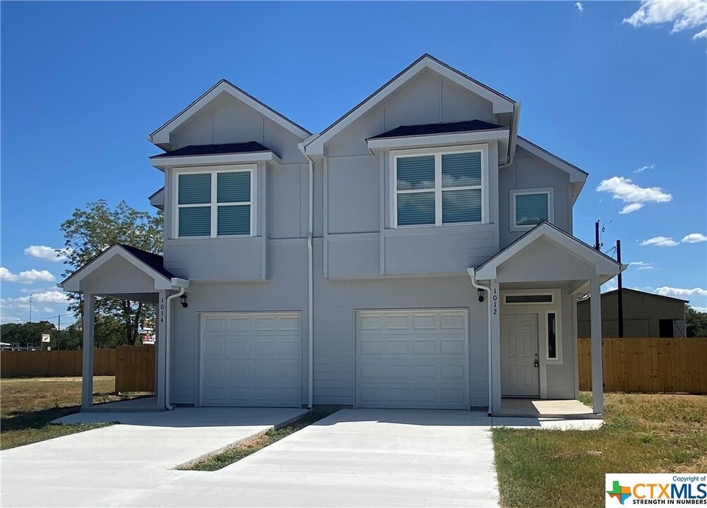 1006 E Fannin St in Luling, TX - Foto de edificio