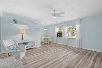 209 NE Lincoln Cir N in St. Petersburg, FL - Foto de edificio - Building Photo