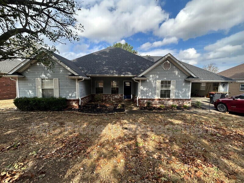 404 E Andrew Ave in Springdale, AR - Building Photo
