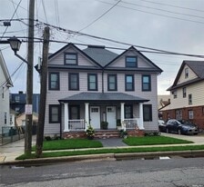 157 Cleveland Ave, Unit B in Mineola, NY - Building Photo