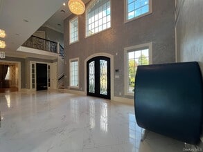 302 Hewlett Neck Rd in Woodmere, NY - Building Photo - Building Photo