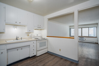 English Conway Place in St. Paul, MN - Building Photo - Interior Photo