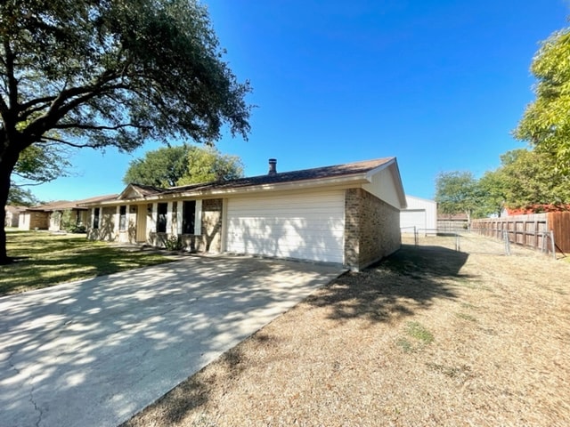 120 York Dr in Lorena, TX - Foto de edificio - Building Photo