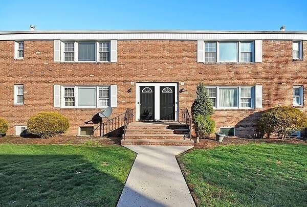 3 Columbia Dr in Bridgewater, NJ - Building Photo