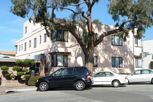 1305 Solano Ave in Albany, CA - Foto de edificio - Building Photo