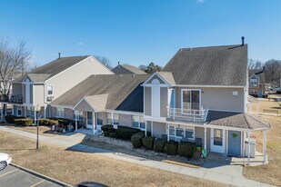 Monroe Gardens in Lindenhurst, NY - Building Photo