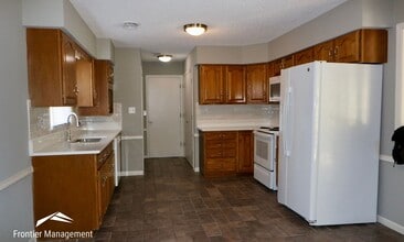 2101 Essex Square in Manhattan, KS - Building Photo - Building Photo