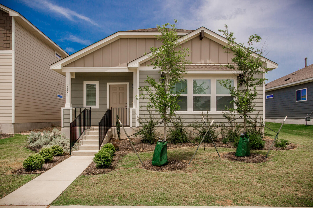 242 Mossycup Dr in San Marcos, TX - Building Photo