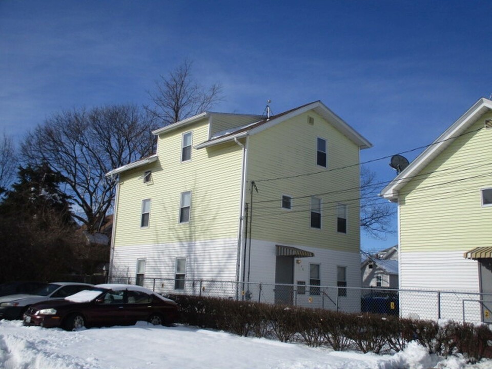 70-76 Watson St in Central Falls, RI - Foto de edificio