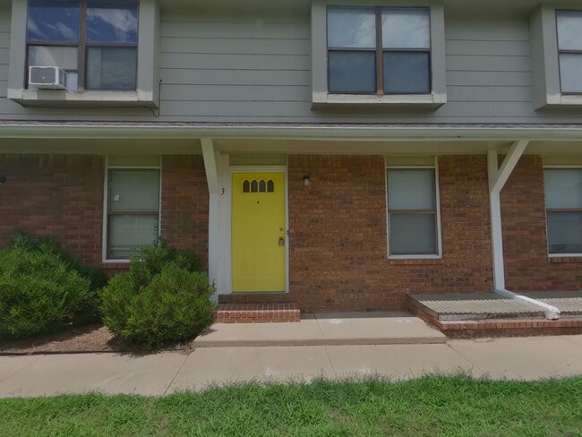 3233 S Illinois St in Wichita, KS - Building Photo - Building Photo
