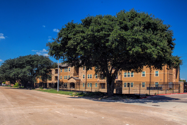 Summit at Hirsch Road in Houston, TX - Foto de edificio - Building Photo