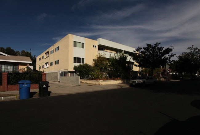 6643 De Longpre Ave in Los Angeles, CA - Foto de edificio - Building Photo