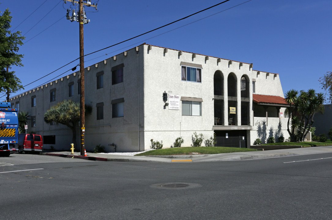 San Blas Apartments in Hawthorne, CA - Foto de edificio