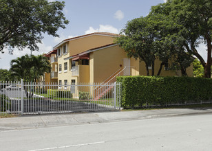 Courts At Kendall Tennis Club in Miami, FL - Building Photo - Building Photo