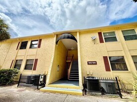 7612 Camarina Calle in Tampa, FL - Building Photo