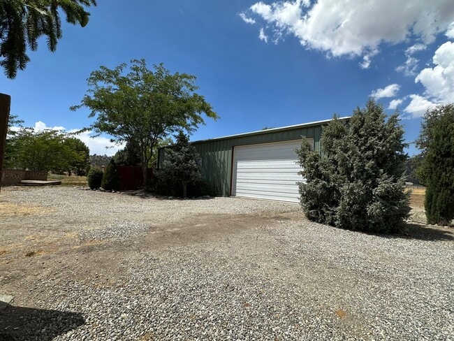 20203 Pegasus St in Tehachapi, CA - Building Photo - Building Photo