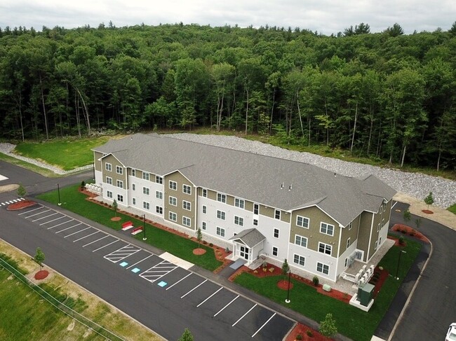 52 E Ridge Dr in Milford, NH - Foto de edificio - Building Photo