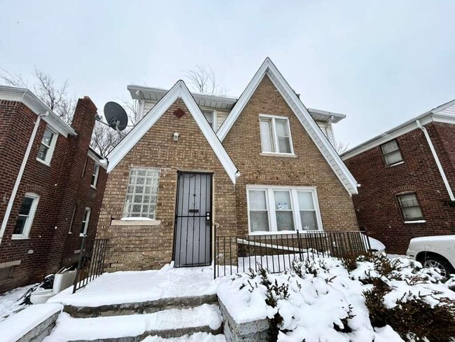 property at 13933 Roselawn St