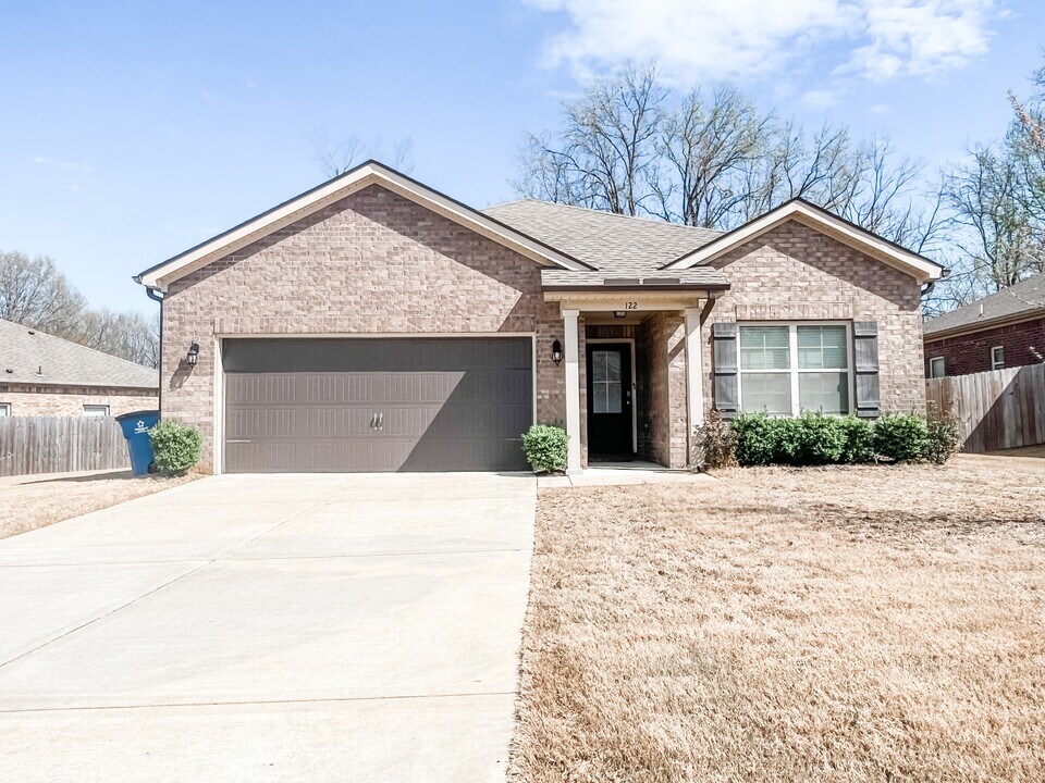 122 Vivian Way in Millington, TN - Building Photo