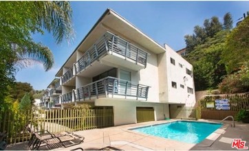1920 Hillcrest Rd-Unit -12A in Los Angeles, CA - Building Photo - Building Photo