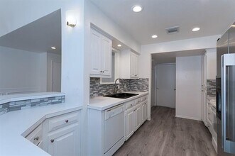 7450 Holly Hill Dr in Dallas, TX - Building Photo - Building Photo