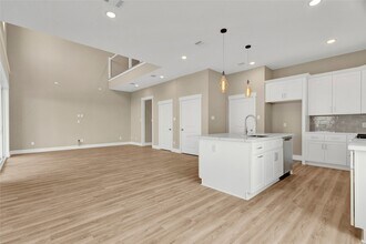 28 Cmdr. Runco Ln in Seabrook, TX - Building Photo - Building Photo