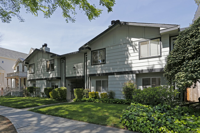 Greystone Apartments in Sacramento, CA - Building Photo - Building Photo