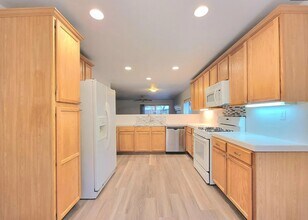 1860 Ardfern Way in Folsom, CA - Building Photo - Building Photo