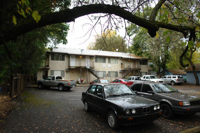 614 W 8th St in Chico, CA - Building Photo - Building Photo