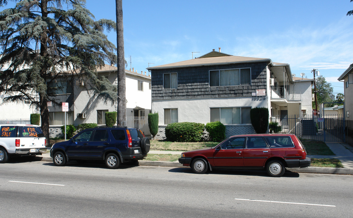 15925 Sherman Way in Van Nuys, CA - Building Photo