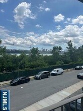 148 Undercliff Ave, Unit 2 in Edgewater, NJ - Foto de edificio - Building Photo