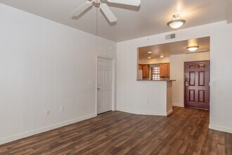 La Cascada II Apartments in Phoenix, AZ - Foto de edificio - Interior Photo