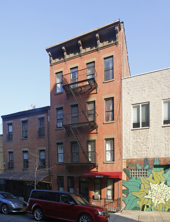 377 S 1st St in Brooklyn, NY - Building Photo