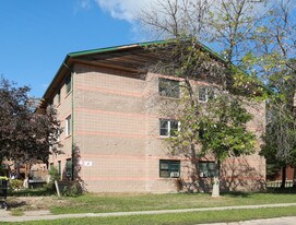 82 Roehampton Ave in St Catharines, ON - Building Photo