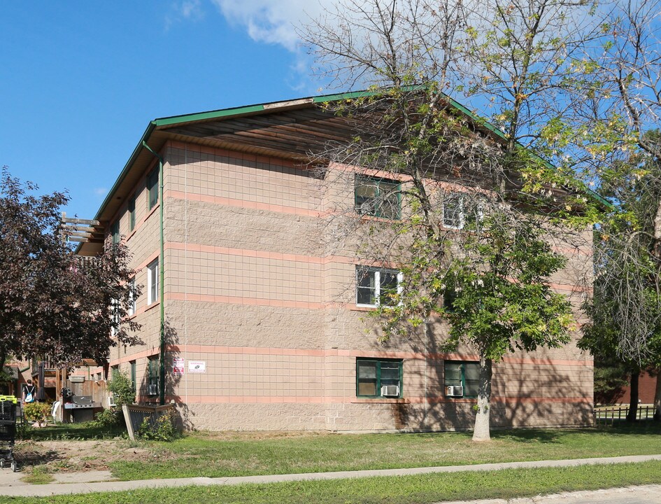 82 Roehampton Ave in St Catharines, ON - Building Photo