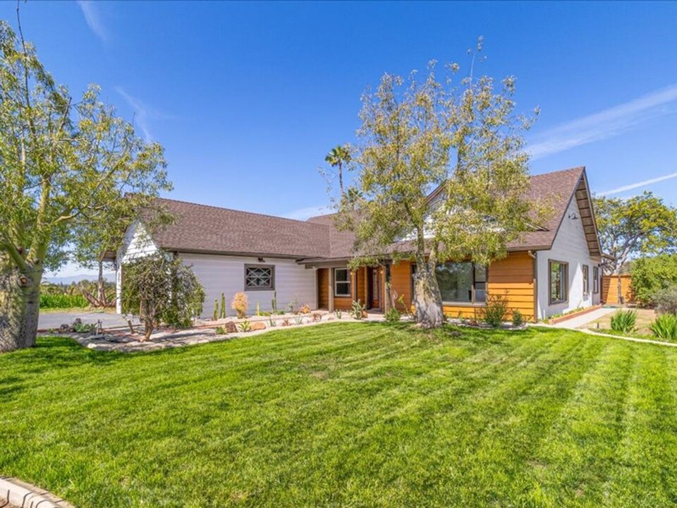 2980 Los Alisos Dr in Fallbrook, CA - Building Photo